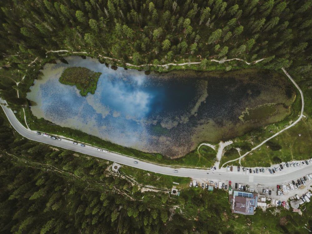 lago desde arriba en dolomitas